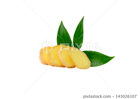 Ginger slices are arranged next to green leaves, isolated, PNG 143026107