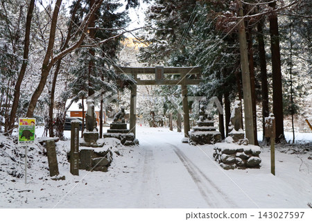 位於埼玉縣秩父市武高山登山道起點停車場入口處的鳥居，冬季這裡會下雪。 143027597