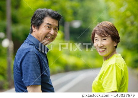 一對老年夫婦外出散步 一對老年夫婦外出散步 143027679