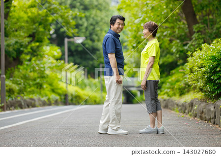 一對老年夫婦外出散步 一對老年夫婦外出散步 143027680
