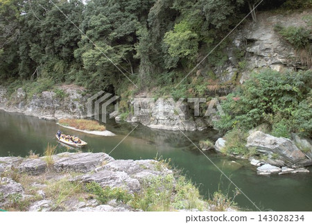 奧秩父長瀞峽崎嶇的岩石峭壁和河上的船隻。 奧秩父長瀞峽崎嶇的岩石峭壁和河上的船隻。 143028234