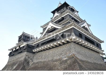 熊本地震前熊本城的大天守閣、小天守閣及其雄偉的石牆 熊本地震前熊本城的大天守閣、小天守閣及其雄偉的石牆 143028638