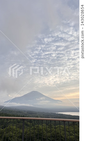 富士山的輪廓,冒著火山煙霧。 富士山的輪廓,冒著火山煙霧。 143028654