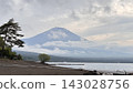 山中湖和富士山隱沒在雲霧之中 143028756