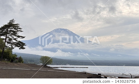 山中湖和富士山隱沒在雲霧之中 143028756
