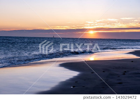 一年中的第一個海上日出 一年中的第一個海上日出 143029472