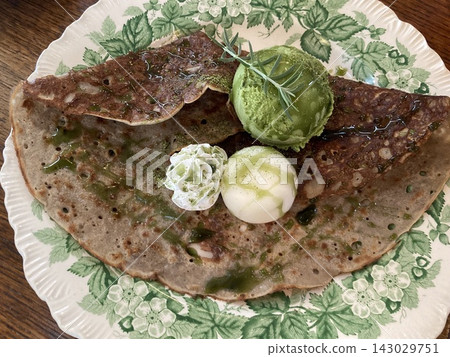 甜點法式薄餅配八女抹茶冰淇淋和牛火香草冰淇淋 甜點法式薄餅配八女抹茶冰淇淋和牛火香草冰淇淋 143029751