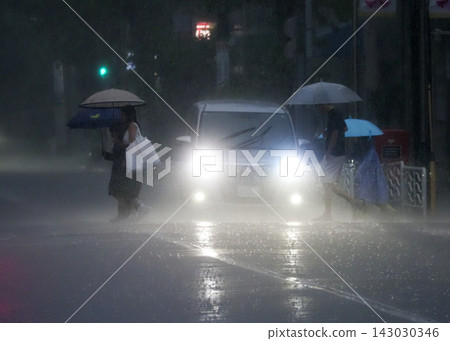 下雨天行人過馬路 下雨天行人過馬路 143030346