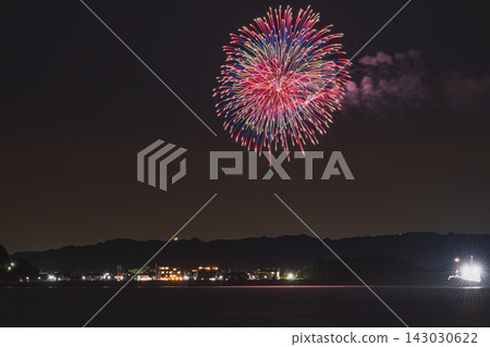 A view of the fireworks at the Shinojima Gion Festival and Nojima Festival from Irago (Aichi Prefecture) A view of the fireworks at the Shinojima Gion Festival and Nojima Festival from Irago (Aichi Prefecture) 143030622