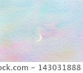黃昏時分，一輪白色的新月掛在頭頂 143031888