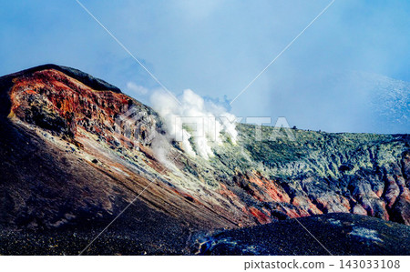 從北海道美瑛町的菩提台看到的十勝山火山口冒出的濃煙。 從北海道美瑛町的菩提台看到的十勝山火山口冒出的濃煙。 143033108