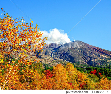 The autumn blue sky and the vibrant autumn colors of Mount Tokachi as seen from Bogakudai in Biei Town, Hokkaido. 143033303