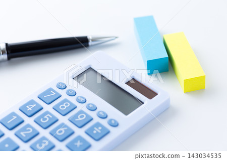 白色背景上的藍色計算器 白色背景上的藍色計算器 143034535