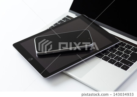 白色背景上的裝置(電腦、平板電腦、智慧型手機) 白色背景上的裝置(電腦、平板電腦、智慧型手機) 143034933