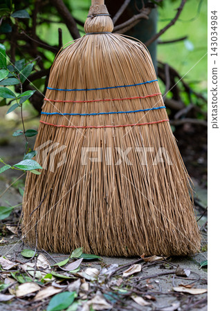 Straw Broom with Dry Leaves on Garden Path Straw Broom with Dry Leaves on Garden Path 143034984