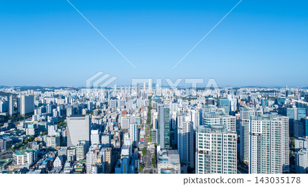 Aerial view of morning sunrise over Hangang River and Yeouido skyline in Seoul 143035178