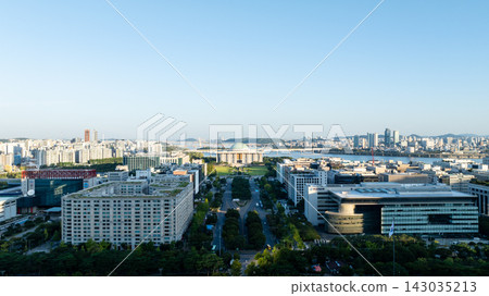 Aerial view of morning sunrise over Hangang River and Yeouido skyline in Seoul Aerial view of morning sunrise over Hangang River and Yeouido skyline in Seoul 143035213