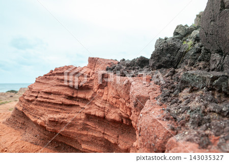 粟國島亞希賈海岸的地質地層 粟國島亞希賈海岸的地質地層 143035327