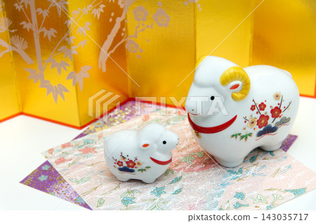 金色折疊屏風背景下的十二生肖動物雕像,一隻母羊和一隻小羊 金色折疊屏風背景下的十二生肖動物雕像,一隻母羊和一隻小羊 143035717