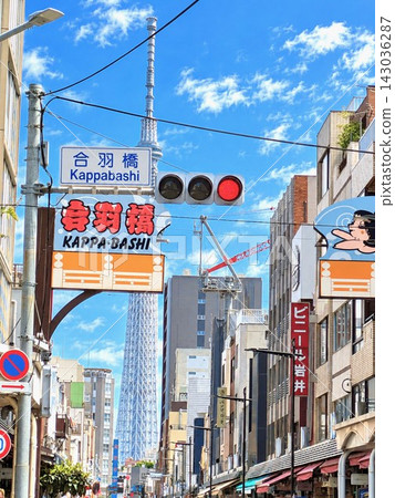 從合羽橋廚具街的合羽橋十字路口望向東京晴空塔 從合羽橋廚具街的合羽橋十字路口望向東京晴空塔 143036287