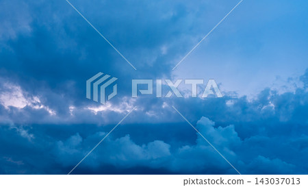 盛夏黃昏時分，雷雲和閃電掠過。 143037013