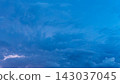 盛夏黃昏時分,雷雲和閃電掠過。 盛夏黃昏時分,雷雲和閃電掠過。 143037045