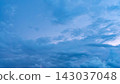 盛夏黃昏時分,雷雲和閃電掠過。 盛夏黃昏時分,雷雲和閃電掠過。 143037048