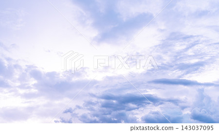盛夏黃昏時分,雷雲和閃電掠過。 盛夏黃昏時分,雷雲和閃電掠過。 143037095