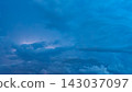 盛夏黃昏時分,雷雲和閃電掠過。 盛夏黃昏時分,雷雲和閃電掠過。 143037097