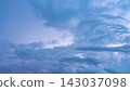 盛夏黃昏時分,雷雲和閃電掠過。 盛夏黃昏時分,雷雲和閃電掠過。 143037098