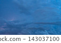 盛夏黃昏時分,雷雲和閃電掠過。 盛夏黃昏時分,雷雲和閃電掠過。 143037100