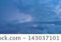 盛夏黃昏時分,雷雲和閃電掠過。 盛夏黃昏時分,雷雲和閃電掠過。 143037101