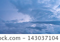 盛夏黃昏時分,雷雲和閃電掠過。 盛夏黃昏時分,雷雲和閃電掠過。 143037104