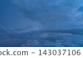 盛夏黃昏時分,雷雲和閃電掠過。 盛夏黃昏時分,雷雲和閃電掠過。 143037106