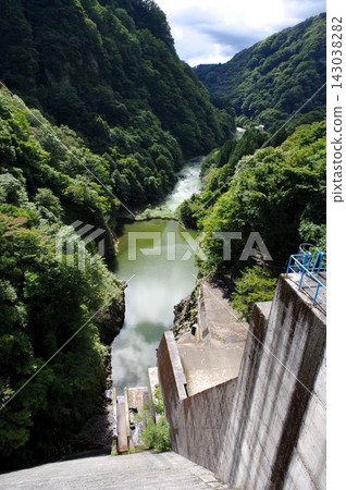 The Kasuge River flows out of the Subari Dam. 143038282