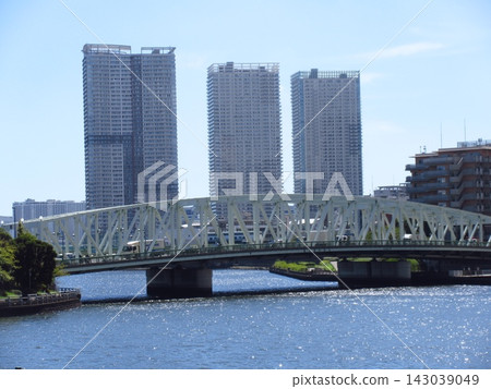 The urban landscape of Aioi Bridge and the cluster of high-rise tower apartments in the Tsukishima area. The urban landscape of Aioi Bridge and the cluster of high-rise tower apartments in the Tsukishima area. 143039049