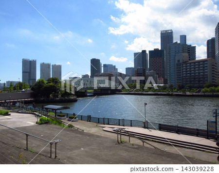 從越中島公園的露臺上可以看到相生橋和月島地區的摩天大樓群。 143039228