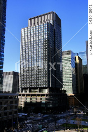 Bathed in the spring sunshine in front of the central station... A business building near Tokyo Station. Bathed in the spring sunshine in front of the central station... A business building near Tokyo Station. 143040941