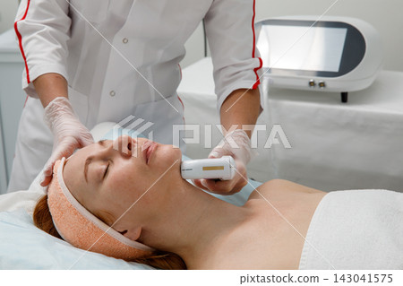 Facial Lifting Treatment for Chin Contouring and Double Chin Reduction in Woman Facial Lifting Treatment for Chin Contouring and Double Chin Reduction in Woman 143041575