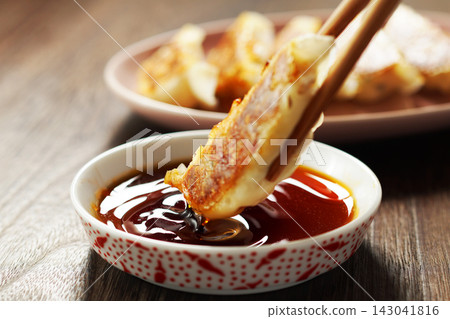 Pan-fried gyoza Pan-fried gyoza 143041816