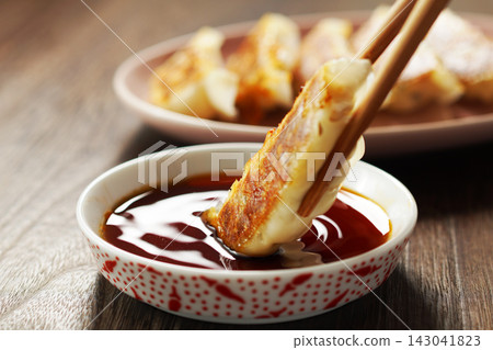 Pan-fried gyoza Pan-fried gyoza 143041823