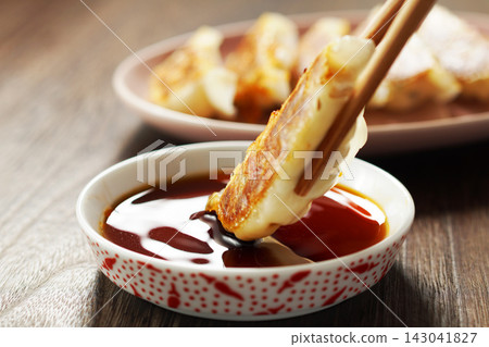 Pan-fried gyoza Pan-fried gyoza 143041827
