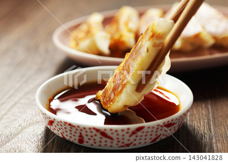 Pan-fried gyoza Pan-fried gyoza 143041828