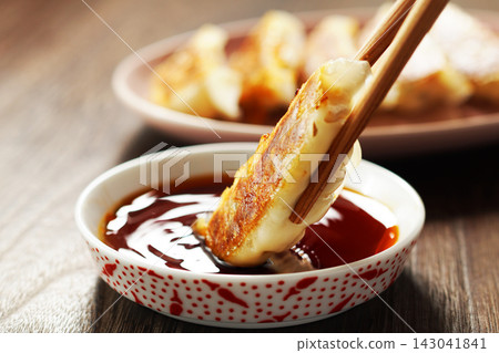 Pan-fried gyoza Pan-fried gyoza 143041841