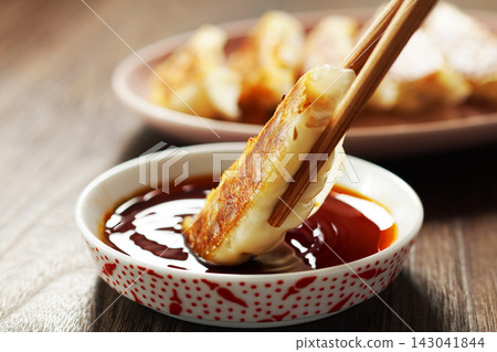 Pan-fried gyoza Pan-fried gyoza 143041844