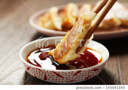 Pan-fried gyoza Pan-fried gyoza 143041845