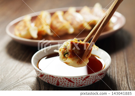 Pan-fried gyoza Pan-fried gyoza 143041885
