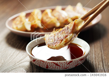 Pan-fried gyoza 143041916