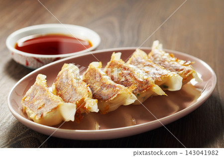 Pan-fried gyoza Pan-fried gyoza 143041982