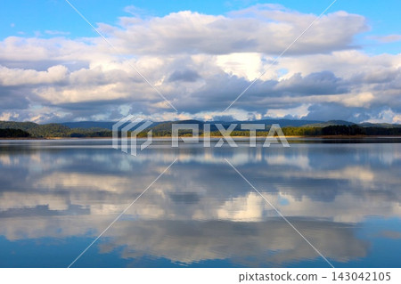 In September in Hokkaido, at Lake Shumarinai, I enjoyed the scenery of Hokkaido as it transitions from summer to autumn by the lakeside at the end of summer. In September in Hokkaido, at Lake Shumarinai, I enjoyed the scenery of Hokkaido as it transitions from summer to autumn by the lakeside at the end of summer. 143042105